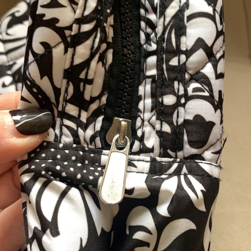 Black and white soft-sided lunch bag with handles - Picture 2 of 7